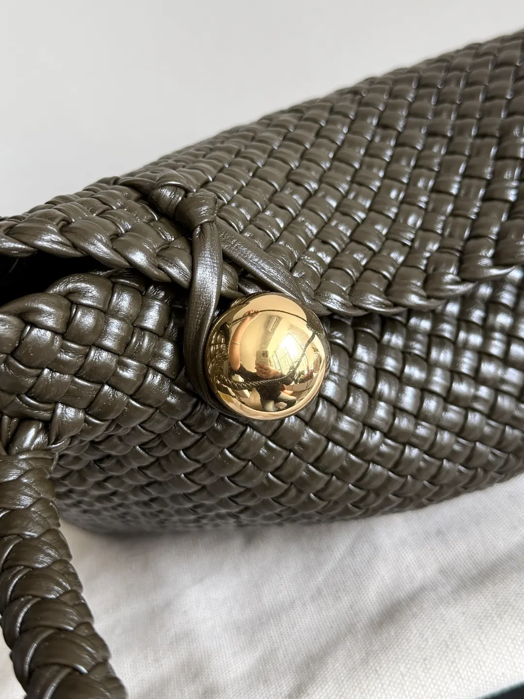 Batch 5760 BV collectible small woven handbags are really YYDS!! Bottega Veneta’s most classic small woven handbags are back! ! Colorful macaron color combination, super heavy craftsmanship. We use the highest quality leather with the highest craftsmanship❤️ to create the most precious works. We created the original Intrecciato leather weaving process❤️ This unique traditional exclusive leather weaving method has not only become our logo, but also reflects the time-consuming and labor-intensive craftsmanship of our products❤️ The new TOSCA handbag It must be a selection worth collecting🆕⚠️⚠️Baby, malachite, pearl, spotted stone can be sold individually and can be assembled by yourself. Style number: 716974 Size: 27*9*18cm
